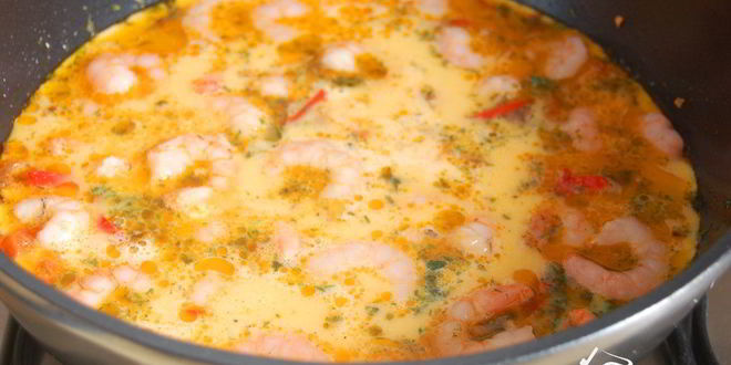 Рецепт омлета с креветками и овощами