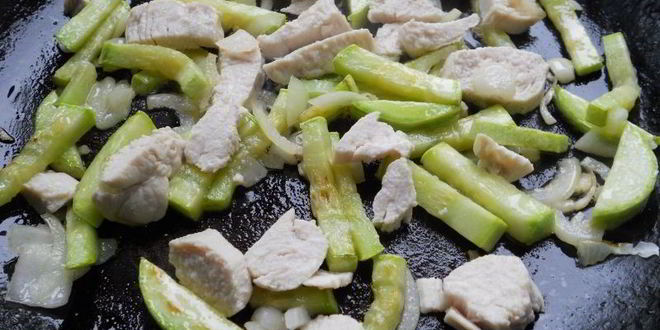 Рецепт омлета с курицей и кабачками