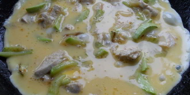 Рецепт омлета с курицей и кабачками