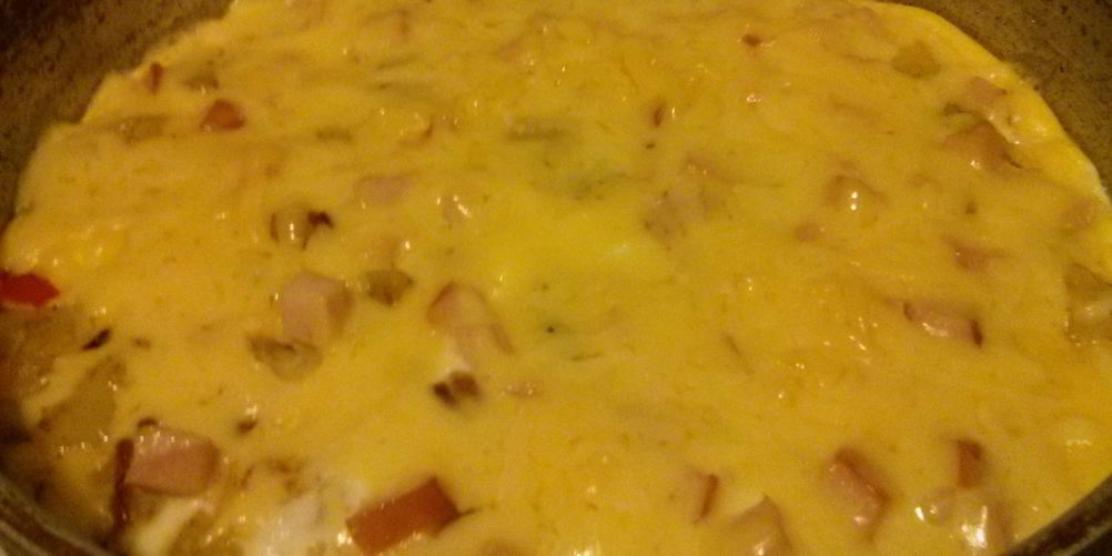 Как приготовить омлет с овощами и ветчиной