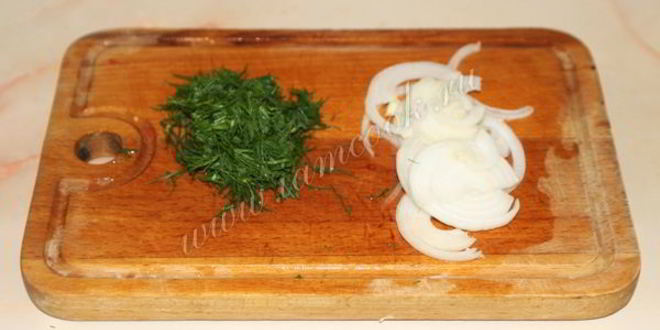 Рецепт омлета с помидорами, луком и укропом