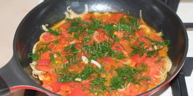 Рецепт омлета с помидорами, луком и укропом