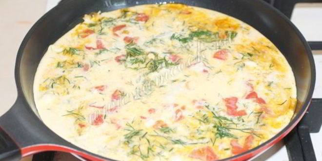 Рецепт омлета с помидорами, луком и укропом