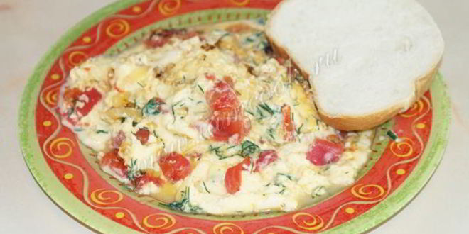 Рецепт омлета с помидорами, луком и укропом