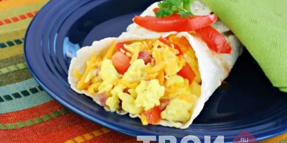 Как приготовить омлет с сыром, ветчиной и помидорами в лаваше