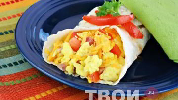 Рецепт Омлета с сыром, ветчиной и помидорами в лаваше