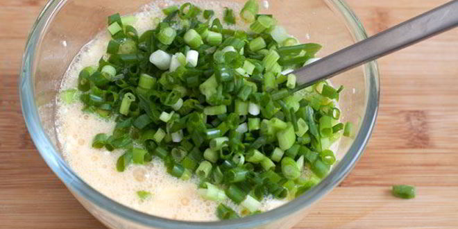 Рецепт омлета с творогом и зеленым луком