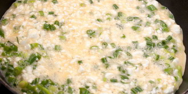 Рецепт омлета с творогом и зеленым луком