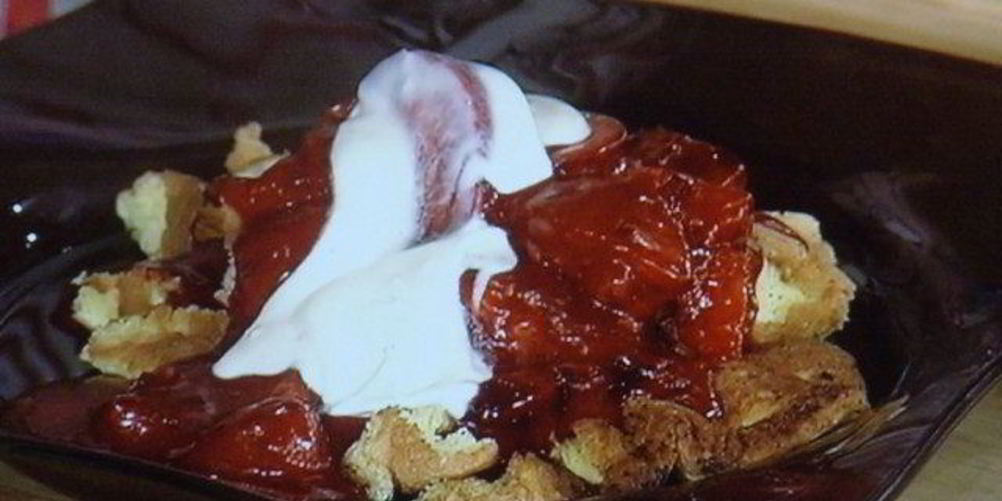 Как приготовить сладкий омлет с карамелизированными сливами