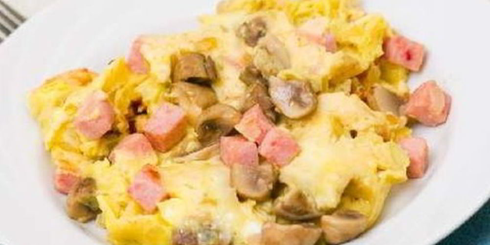 Как приготовить сытный омлет с грибами и ветчиной
