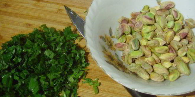 Рецепт куриного паштета с фисташками, запеченный в тесте