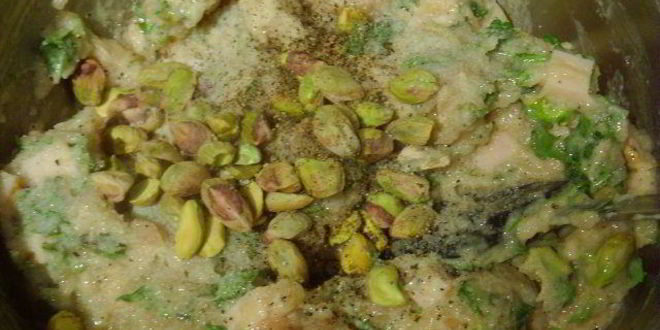 Рецепт куриного паштета с фисташками, запеченный в тесте