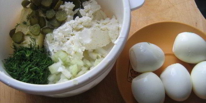 Рецепт яичного паштета с корнишонами