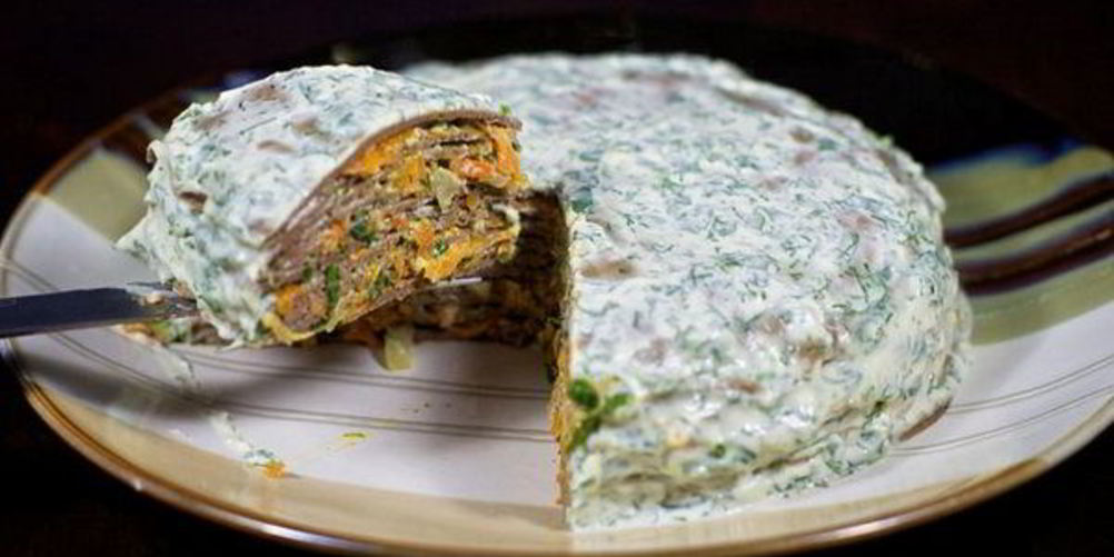 Как приготовить праздничный торт из куриной печени с овощами