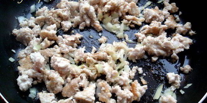 Рецепт блинных роллов с курицей и оливками