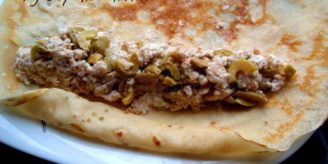 Рецепт блинных роллов с курицей и оливками