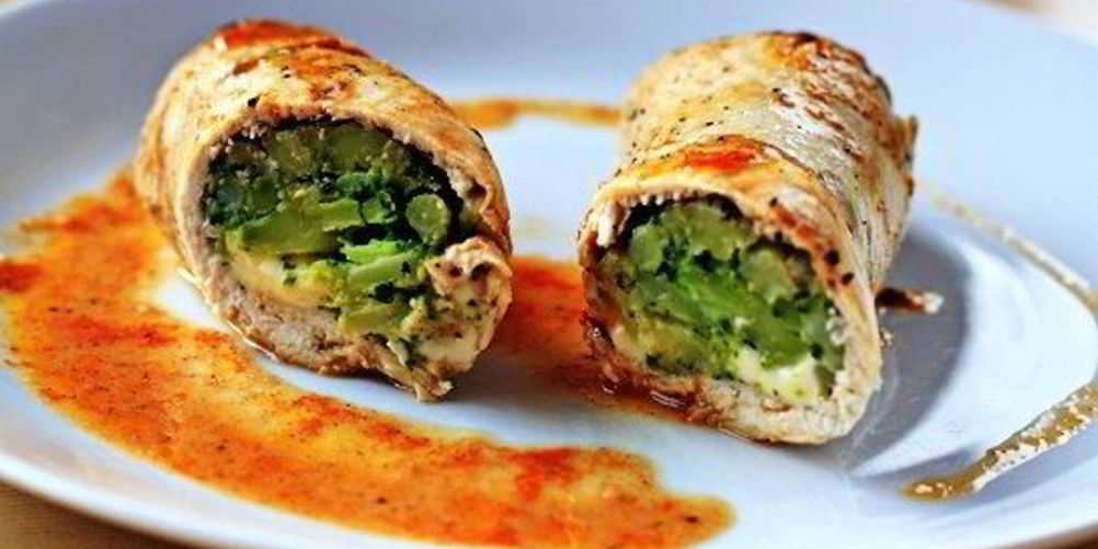 Как приготовить куриные роллы, фаршированные брокколи и сыром