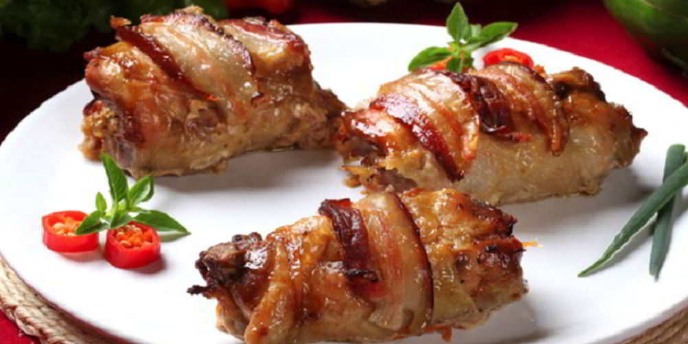 Как приготовить куриные роллы с черносливом в беконе