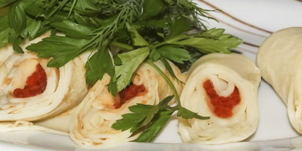 Как приготовить нежные роллы из блинов и красной икры