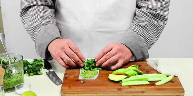 Рецепт роллов из дайкона с огурцом и авокадо