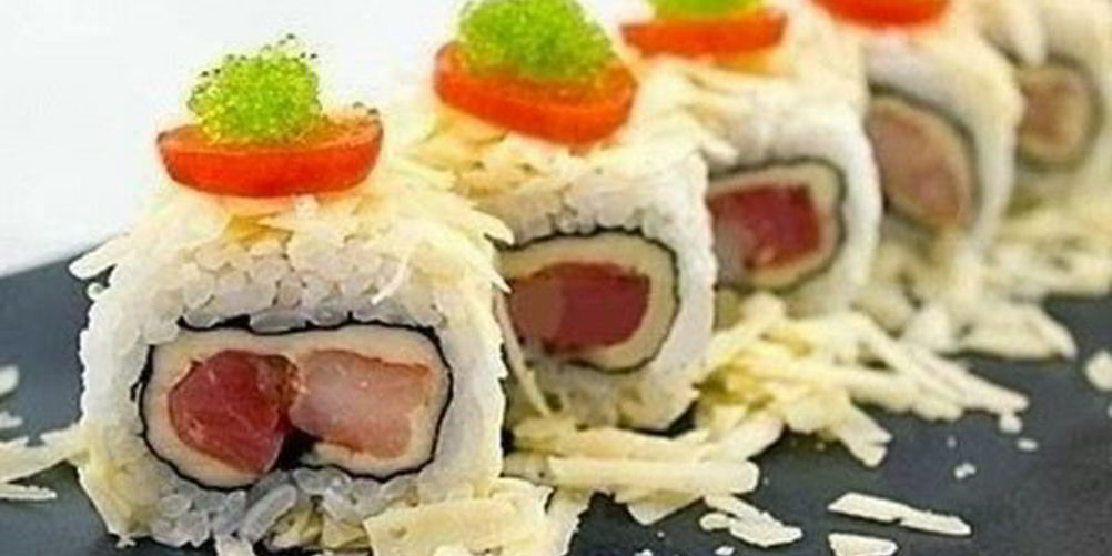 Как приготовить роллы с сыром, семгой и креветками