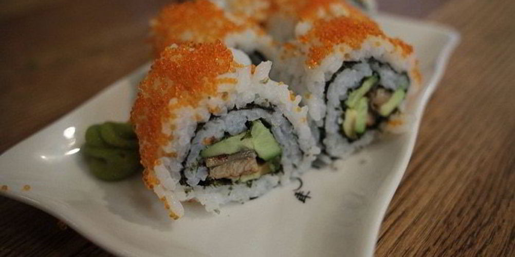 Как приготовить роллы с угрем, авокадо и огурцом
