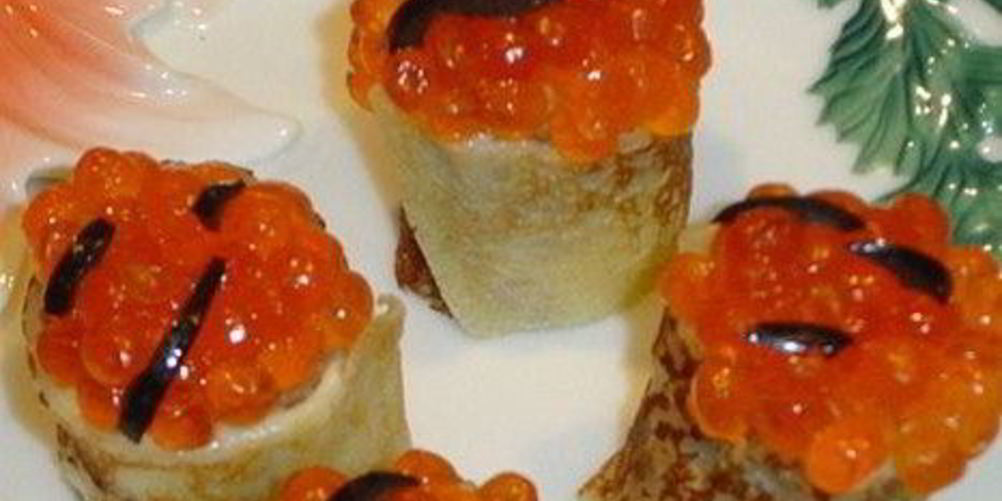 Как приготовить блинные рулетики с творожным сыром и икрой