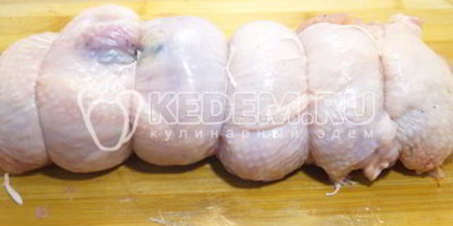 Рецепт куриного рулета с грибами праздничный
