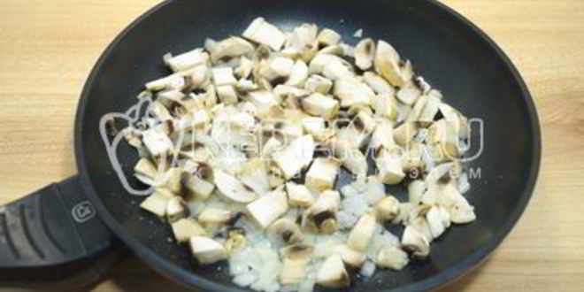 Рецепт куриного рулета с грибами праздничный