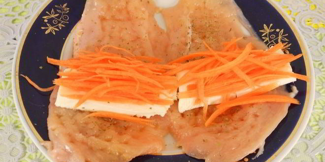 Рецепт куриных рулетиков с брынзой и морковью на пару