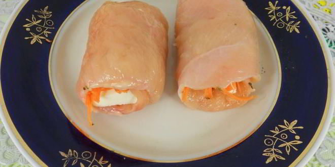 Рецепт куриных рулетиков с брынзой и морковью на пару