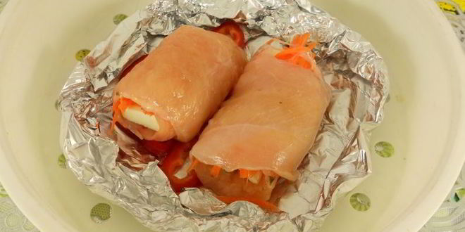 Рецепт куриных рулетиков с брынзой и морковью на пару