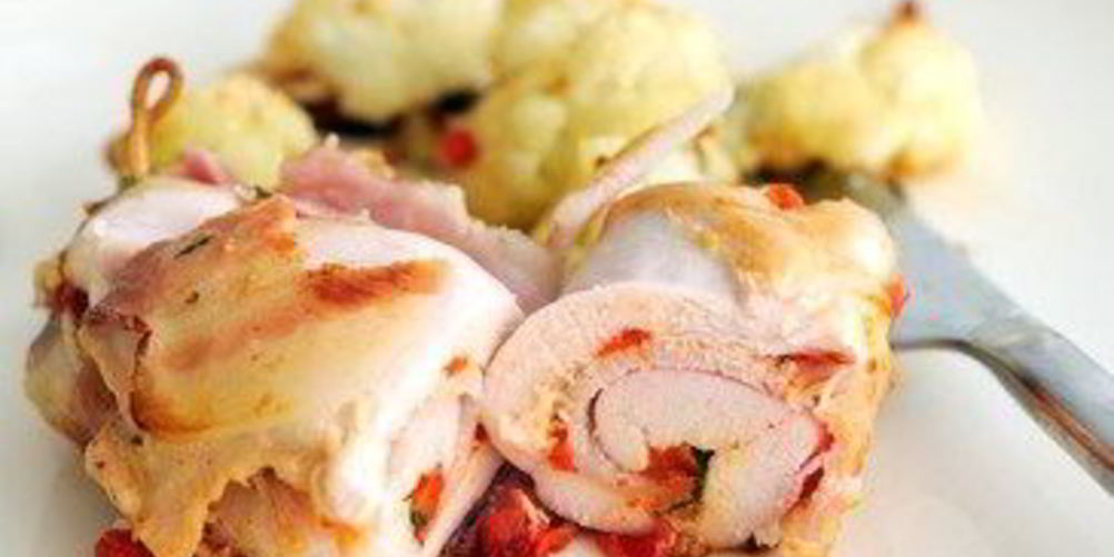 Как приготовить куриные рулеты с жареными перцами, прошутто и моцареллой