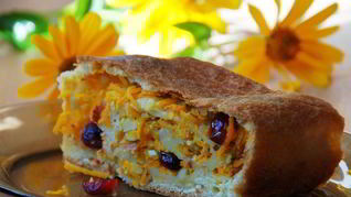 Рецепт Морковного рулета с миндалем, клюквой и кардамоном