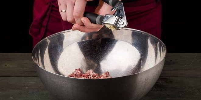 Рецепт мясного рулета в тесте рождественский