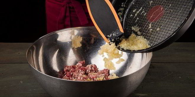 Рецепт мясного рулета в тесте рождественский