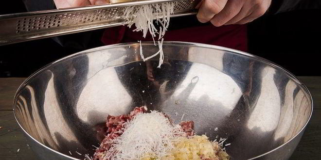 Рецепт мясного рулета в тесте рождественский