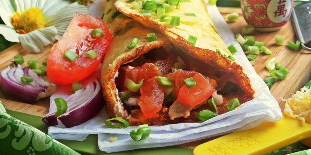 Как приготовить омлетный рулет с начинкой