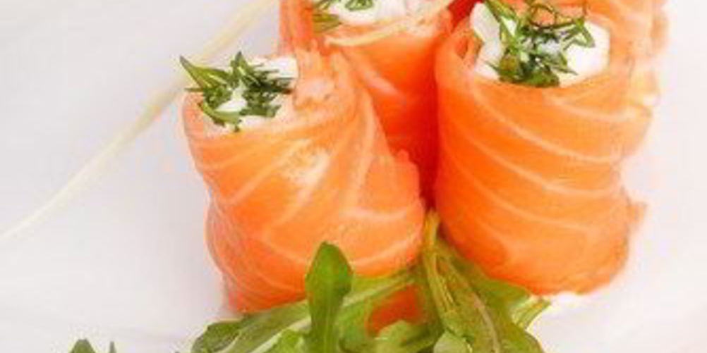 Как приготовить рулет из копченого лосося, сливочного сыра и зеленого лука