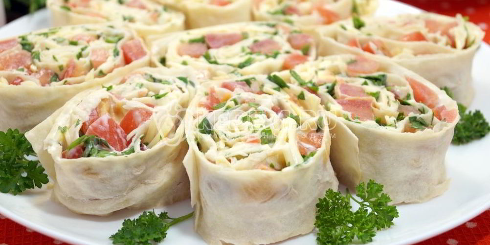 Как приготовить рулет из лаваша с помидорами сыром