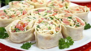 Рецепт Рулета из лаваша с помидорами сыром