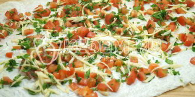 Рецепт рулета из лаваша с помидорами сыром