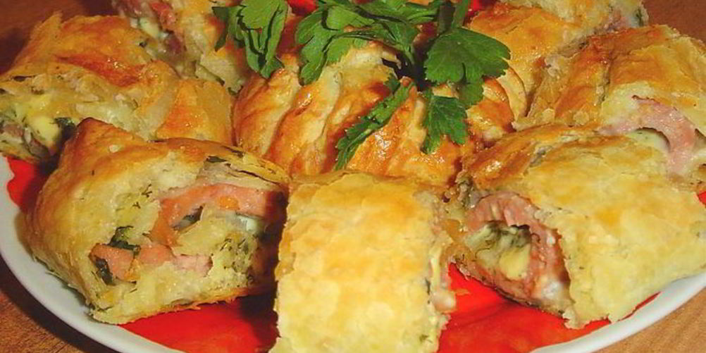 Как приготовить рулет из слоеного теста на тему я тебя слепила из того, что было