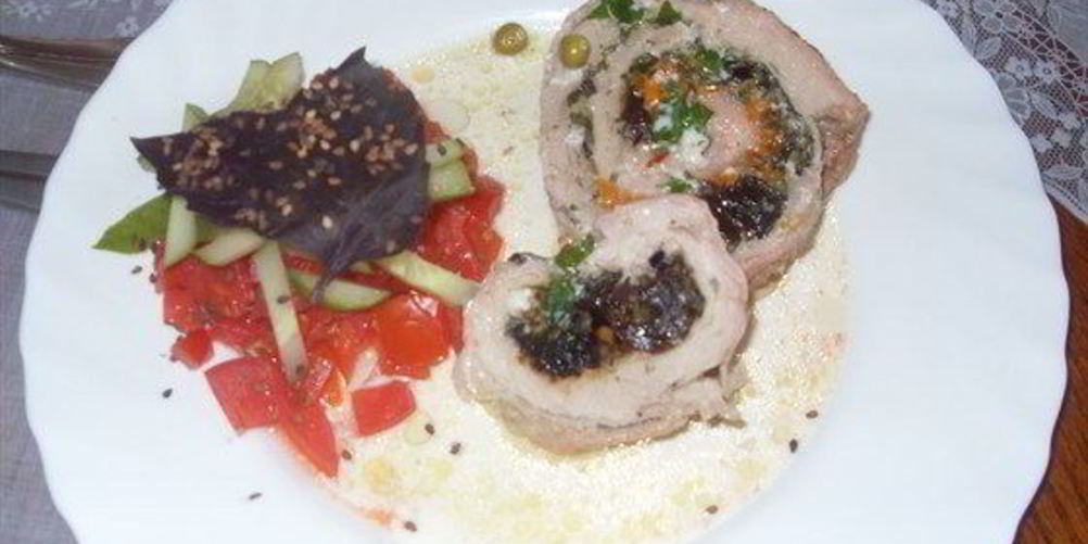 Как приготовить рулет из свинины с черносливом и шафраном