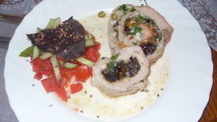 Рецепт Рулета из свинины с черносливом и шафраном