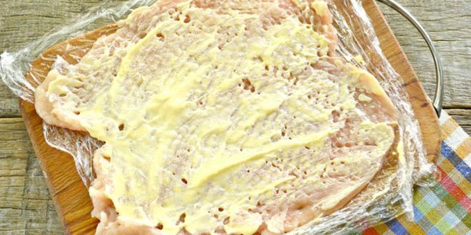 Рецепт рулета из цесарки с грибами и сыром