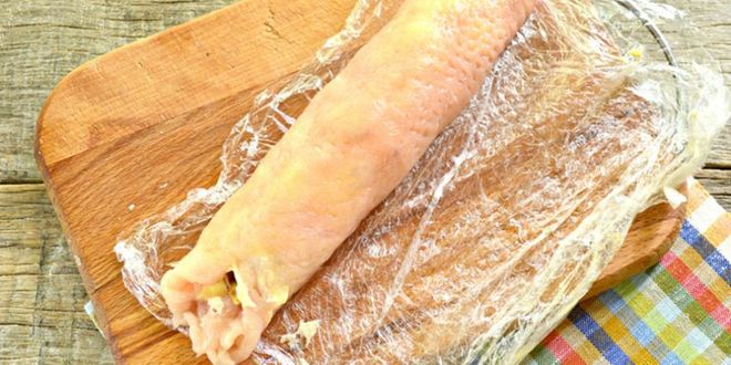Рецепт рулета из цесарки с грибами и сыром