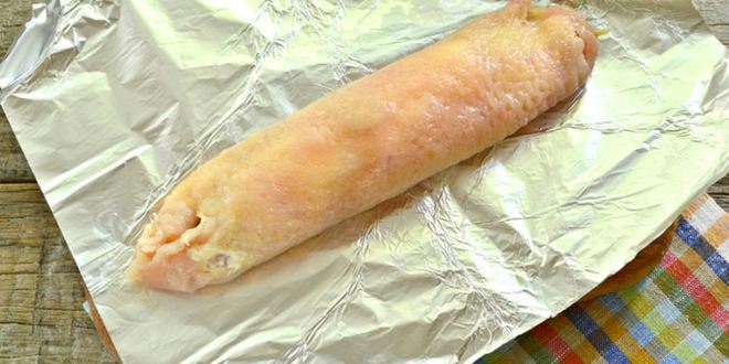 Рецепт рулета из цесарки с грибами и сыром