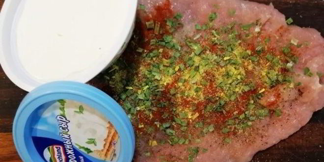 Рецепт рулетиков из куриного филе с начинкой из творожного сыра