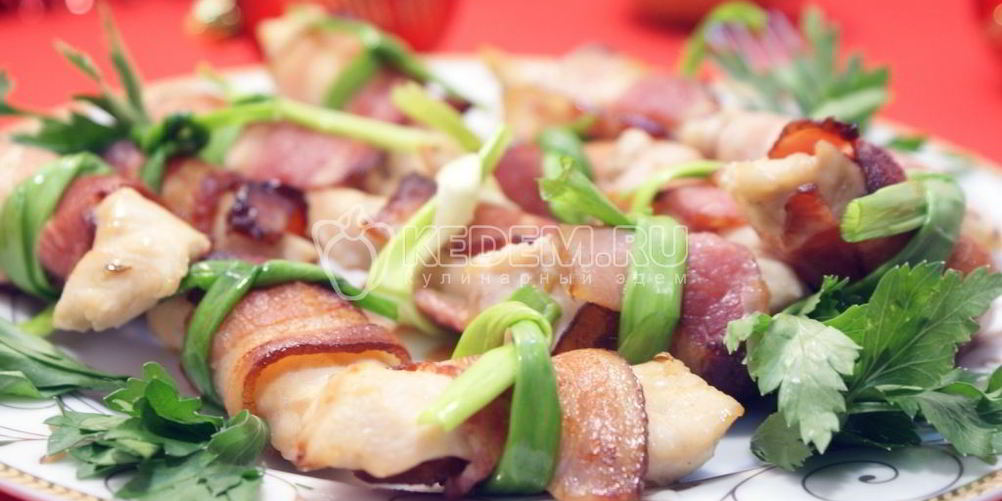 Как приготовить рулетики из курицы в беконе